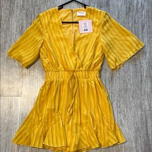 🌟NWT Yellow Flowy Romper